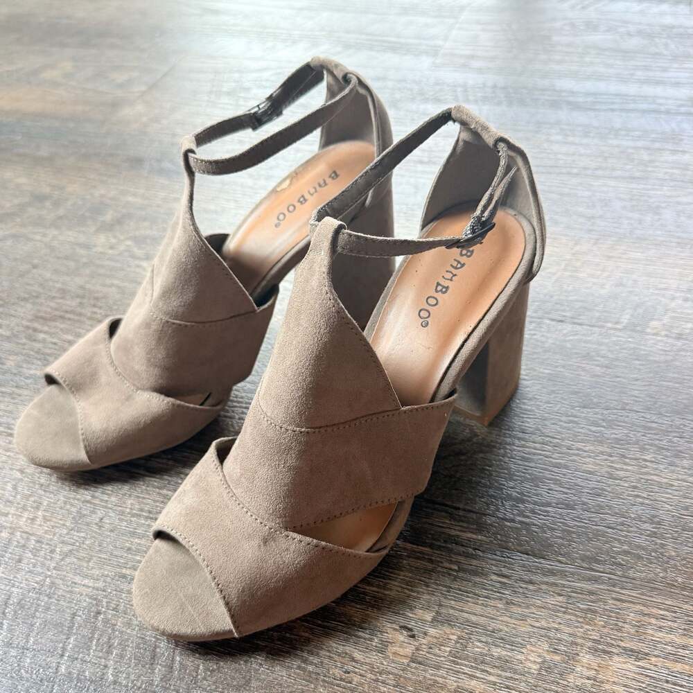 Bamboo Womens Taupe Suede Peep Toe Chunky Block Heel Sandals Size 7